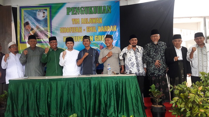 Cawagub Jatim Emil Elistianto Dardak bersama relawan Gresik. Foto: SYUHUD A/BANGSAONLINE