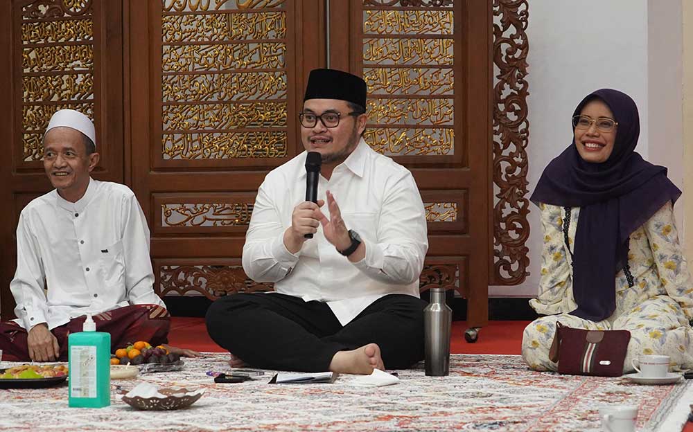 Bupati Kediri Hanindito Himawan Pramana didampingi Wakil Bupati Dewi Mariya Ulfa dan KH. Jauharal Nehru, Pengasuh Pondok Pesantren Roudlotul Ulum, Desa Kencong Kecamatan Kepung, Kabupaten Kediri. Foto: MUJI/ BANGSAONLINE
