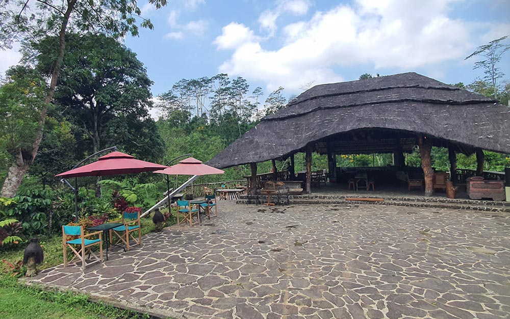 Kafe Wit Kopi Kawisari bisa menjadi alternatif untuk nge-chill tipis-tipis bagi wisatawan yang akan berkunjung ke Kebun Teh Sirah Kencong.