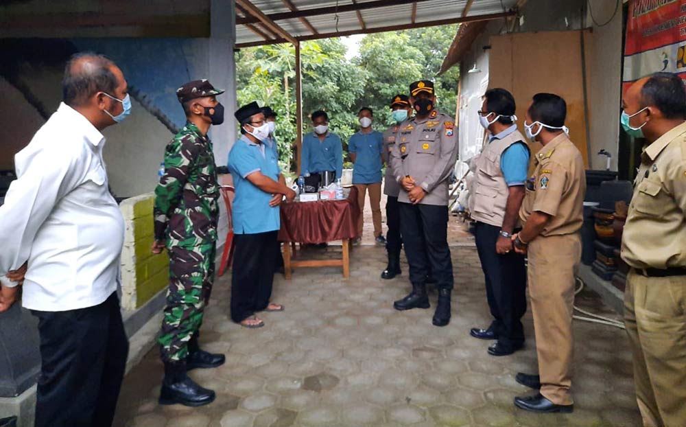 Satgas Covid-19, Kodim 0808 Blitar, dan Polres Blitar saat melakukan roadshow asistensi ke posko PPKM Mikro Desa Krenceng Kecamatan Nglegok, Kabupaten Blitar.
