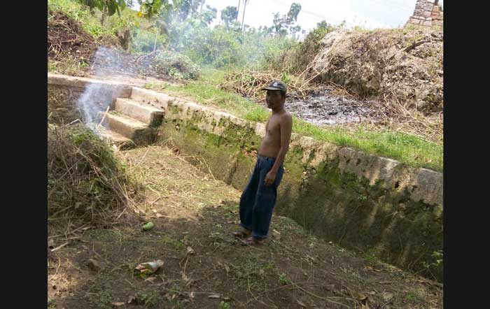 Sumber air Ngipeng yang airnya terus surut.
