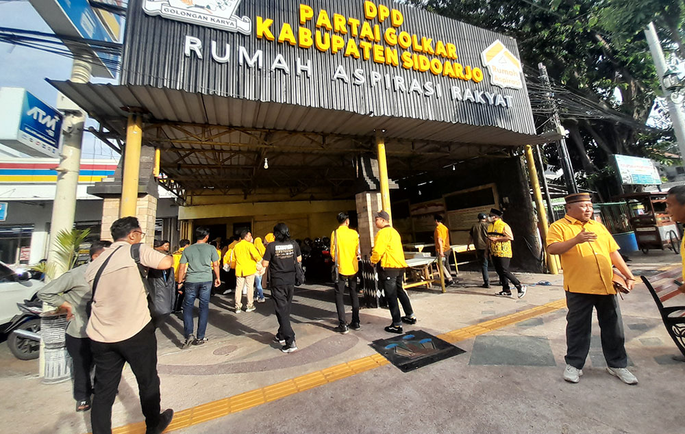 Kantor DPD Partai Golkar Sidoarjo dijadikan sebagai Rumah Aspirasi Rakyat, Senin (20/10/2025). Foto: MUSTAIN/ BANGSAONLINE