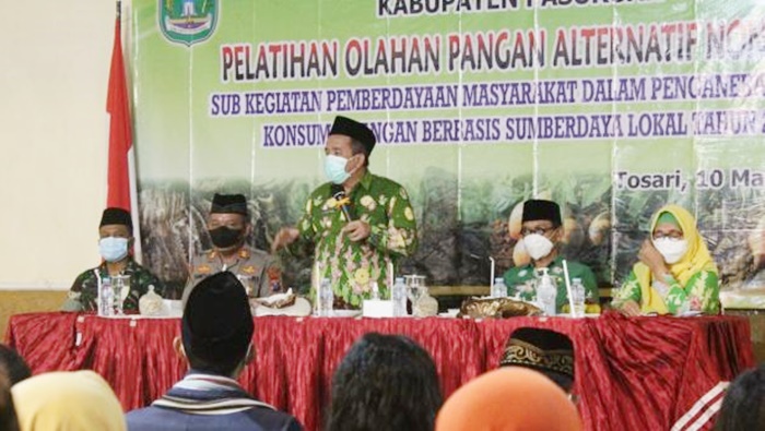 Wakil Bupati Pasuruan saat memberikan motivasi kepada kaum milenial Desa Tosari.