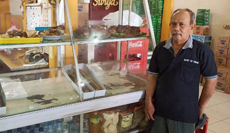 Pak Kasmua, orang kepercayaan Pak Timan dan Bu Timan, pemilik depot nasi Krawu. Pak Kasmua dipasrahi sebagai pengelola Depot Makanan Khas Gresik Nasi Krawu di Jalan Raya Bunder Kecamatan Kebomas Gresik Jawa Timur. foto: SYUHUD/ BANGSAONLINE.COM