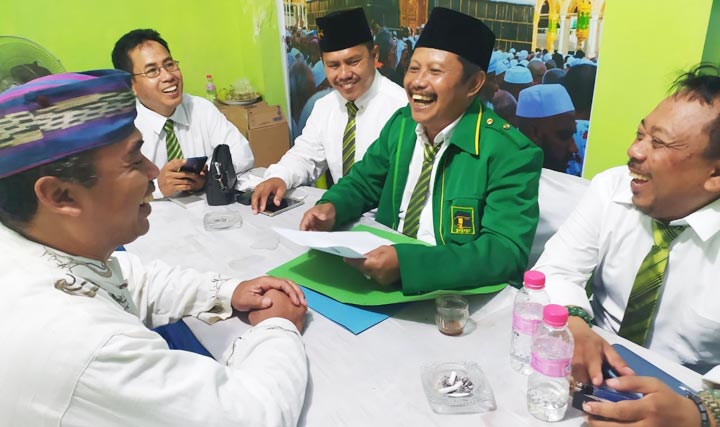 Pengurus DPC PPP Jember menerima pengembalian formulir pendaftaran dari salah satu bakal calon.