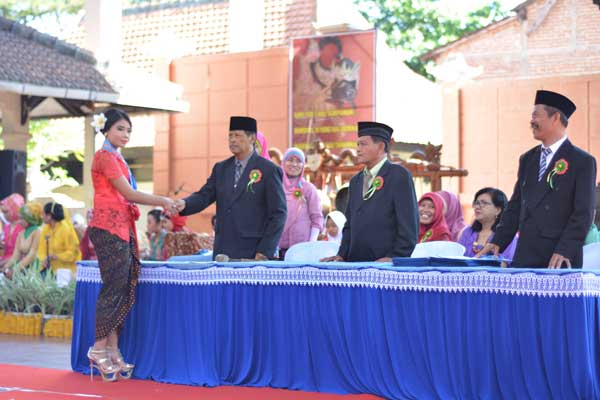 Kepala sekolah Suwito,M.Pd berikan ungkapan selamat kepada para siswa-siswi saat prosesi Purnawiyata. foto: Sunardhi/ BANGSAONLINE