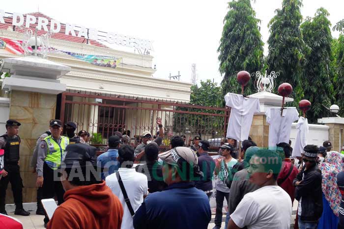 Massa FMGPCB saat demo menolak revitalisasi Alun-alun di DPRD Gresik. foto: SYUHUD/ BANGSAONLINE