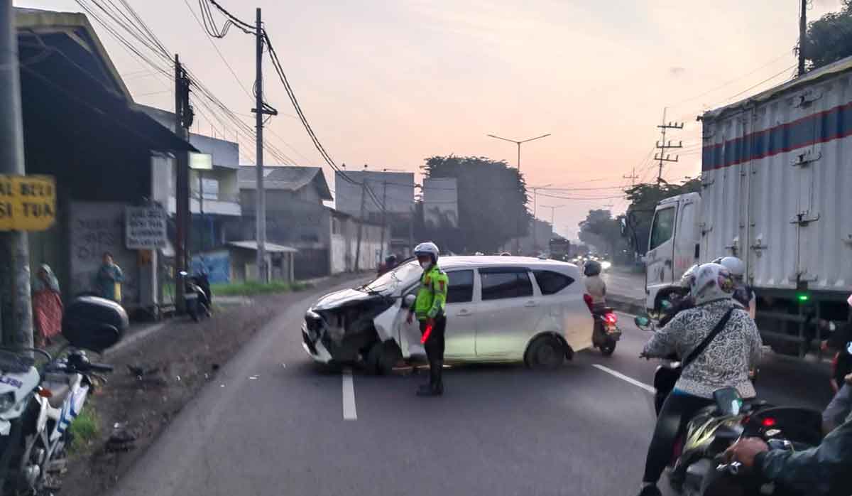 Kendaraan yang terlibat kecelakaan di Jalan Raya Taman, Sidoarjo.