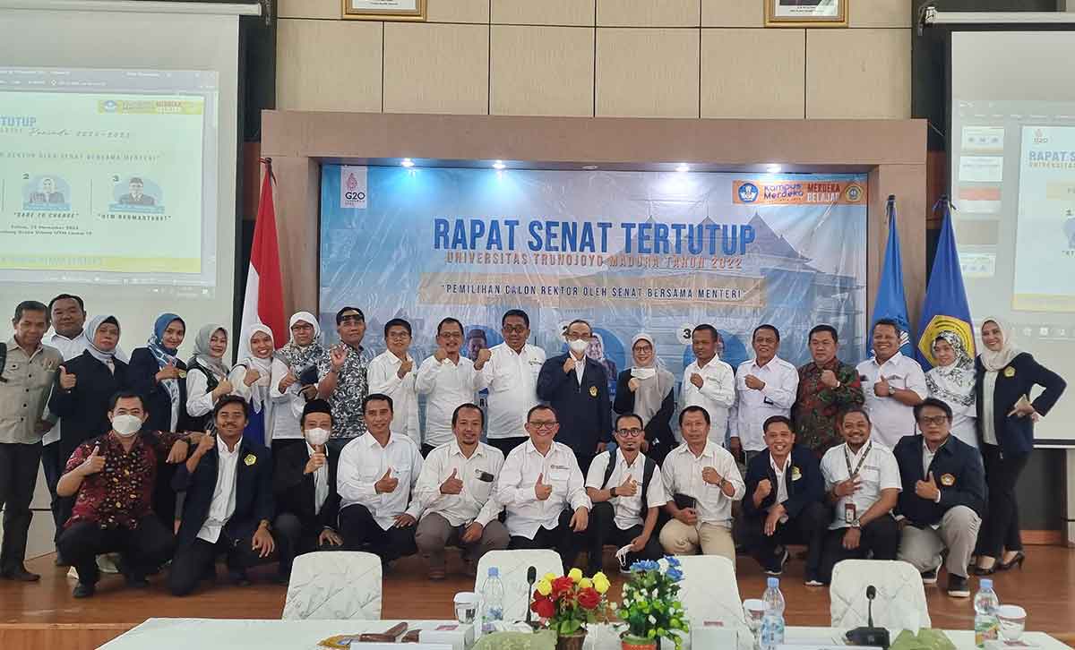 Foto bersama Doktor Safi bersama panitia,senat serta perwakilan dari Dikti Kementerian Pendidikan, Kebudayaan dan Riset dan Teknologi di Gedung Rektorat Universitas Trunojoyo Madura.