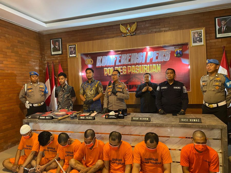 Kasatreskrim Polres Pasuruan AKP. Adimas mendampingin Wakapolres Pasuruan Kompol. Andi Purnomo rilis kasus beserta tersangka