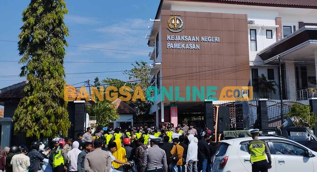 Kantor Kejari Pamekasan saat didemo LSM. Foto: DIMAS MAULANA SUGIANTO/BANGSAONLINE