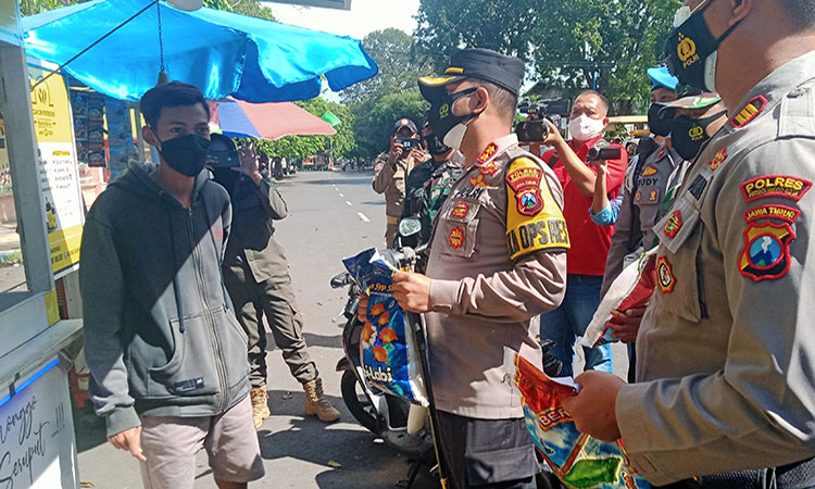 Polres Probolinggo Kota menggelontor ratusan paket beras terhadap warga terdampak PPKM darurat. (foto: ist)