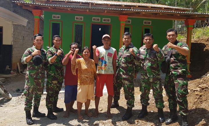 Anggota Satgas TMMD saat foto bersama dengan Zainal di depan rumahnya yang sudah selesai dikerjakan.
