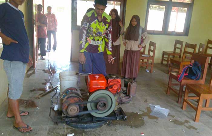 Gara-gara listrik PLN padam, pihak sekolah akhirnya harus menggunakan diesel.