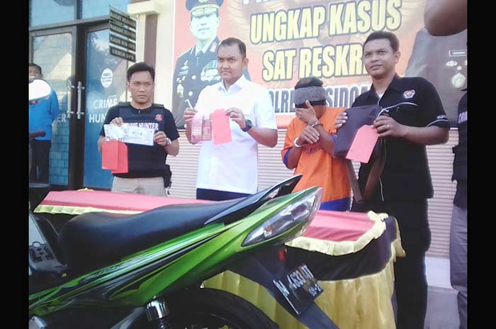 Pelaku berikut barang bukti saat dirilis Polresta Sidoarjo.