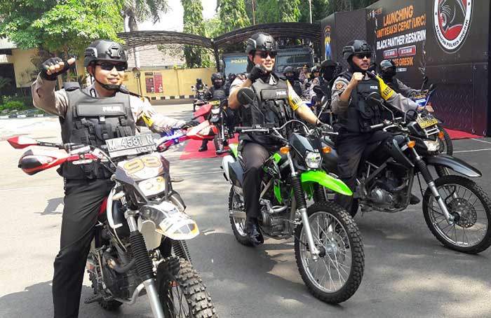 Kapolres AKBP Wahyu Sri Bintoro (kiri) saat memimpin patroli tim URC Black Panther Reskrim. foto: Syuhud/BANGSAONLINE
