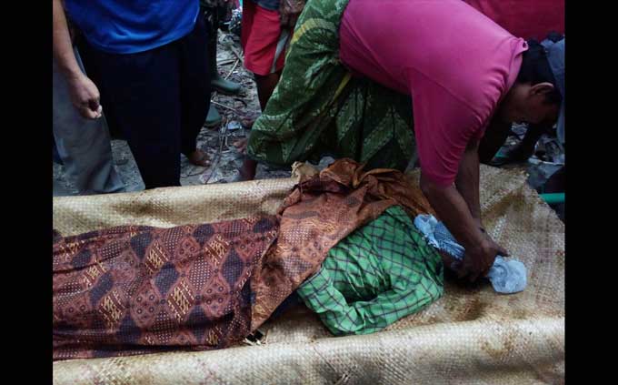 Mayat Jamsuri saat akan dibawa ke rumah duka. foto: istimewa