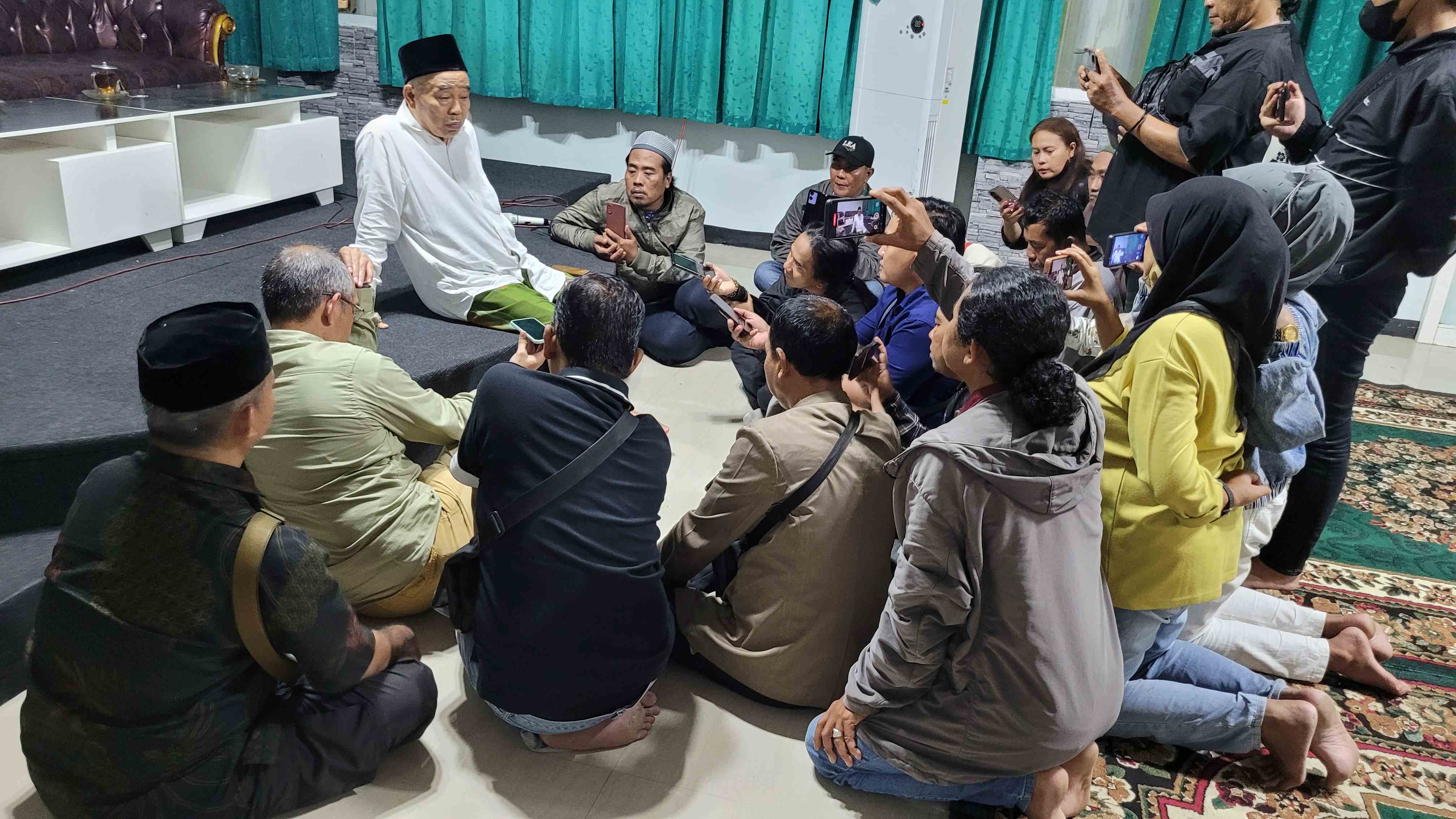 Prof Dr KH Asep Saifuddin Chalim, MA, saat konfrensi pers dengan wartawan seusai membagikan bingkisan kepada warga Mojokerto di kampus Universitas KH Abdul Chalim (UAC) Pacet Mojokerto, Kamis (27/3/2025). Foto: MMA/bangsaonine