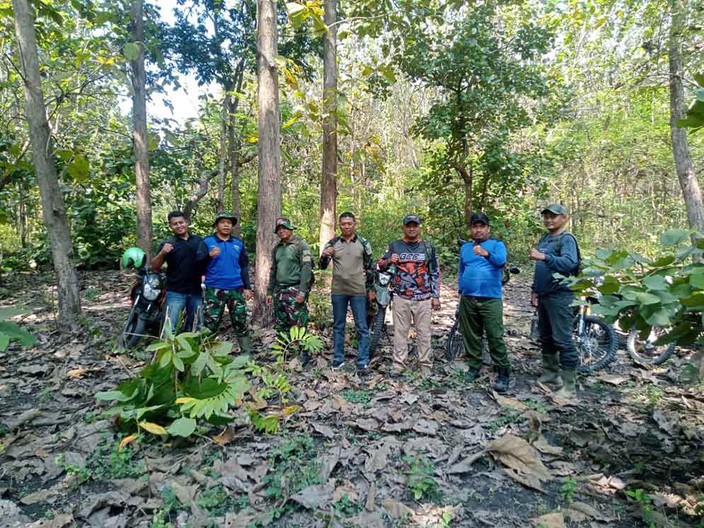 Perhutani BKPH Bancar saat melaksanakan patroli rutin. (Ist)