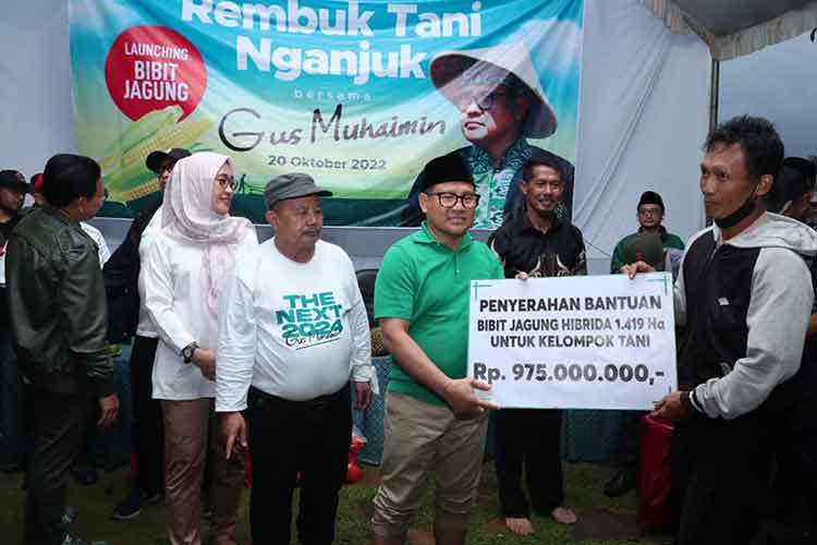 Gus Muhaimin saat memberikan bantuan bibit secara simbolis kepada petani.