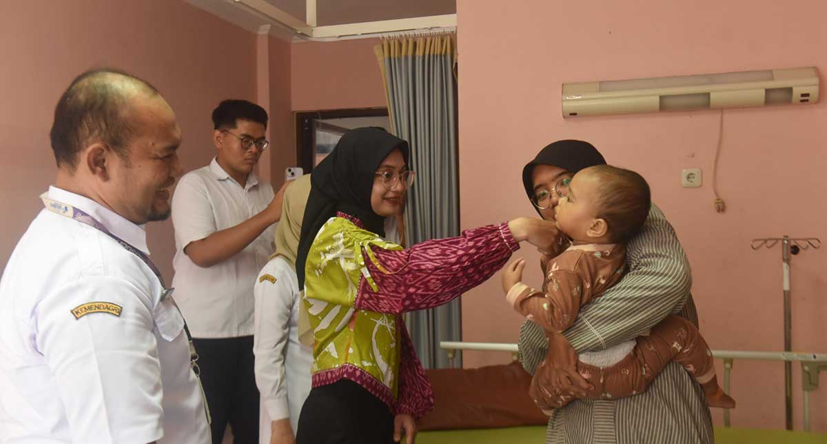 Wali Kota Kediri saat menyapa salah satu pasien. Foto: Ist