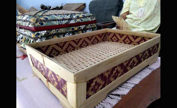 Anyaman untuk hantaran pernikahan. foto: faratiti dewi/ BANGSAONLINE