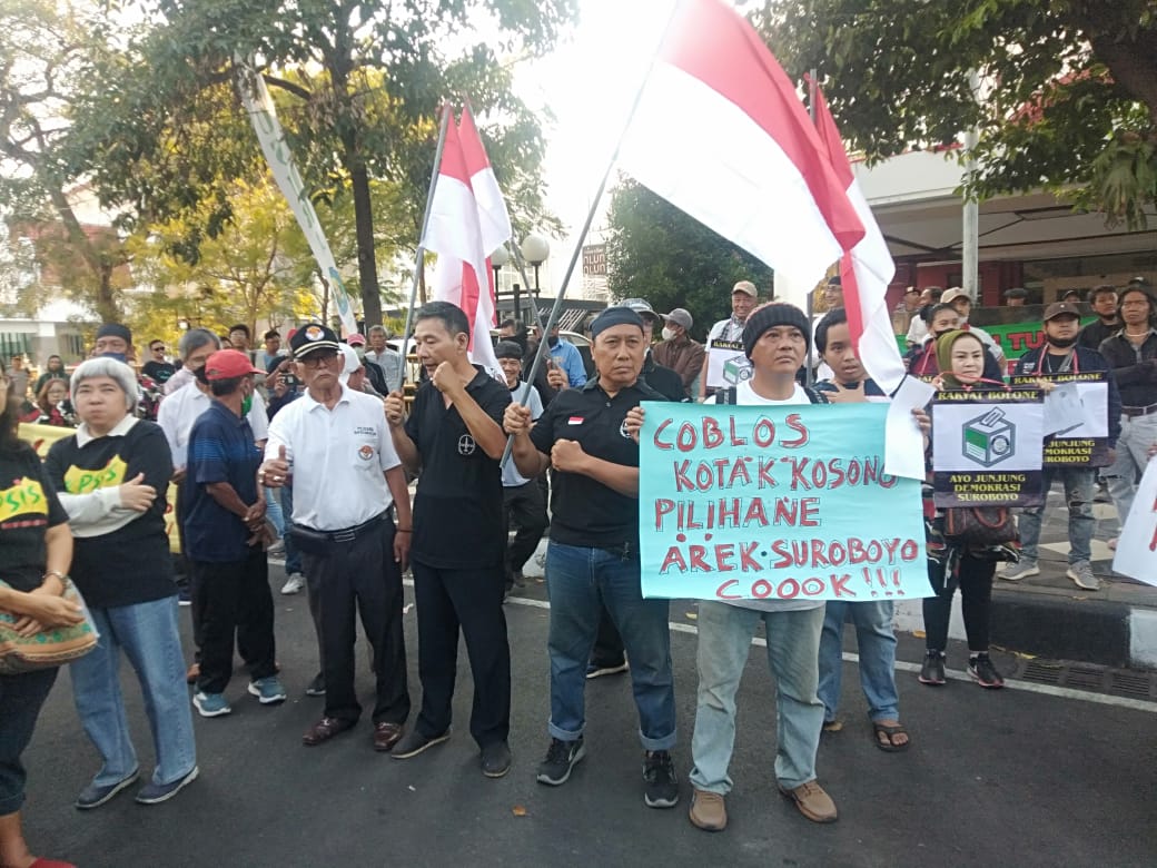 Aksi unjuk rasa mendukung kotak kosong pada Pilwali Surabaya 2024 di Gedung DPRD Surabaya, Selasa (17/9/2024)