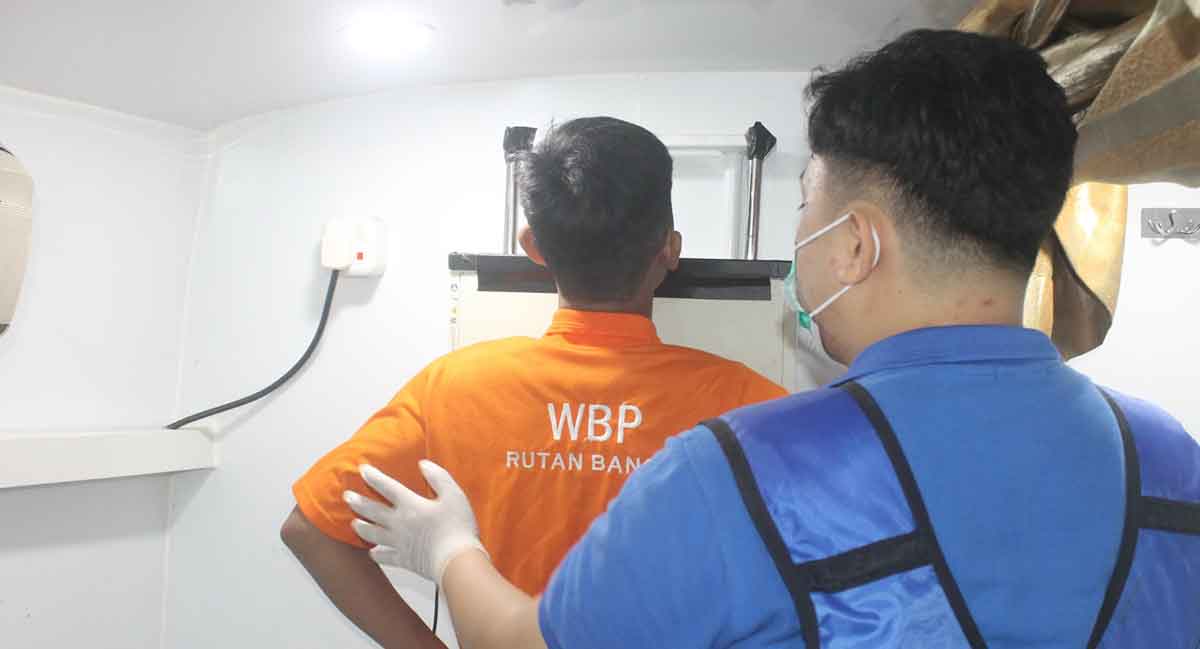 WBP Rutan Bangil saat diperiksa petugas kesehatan.
