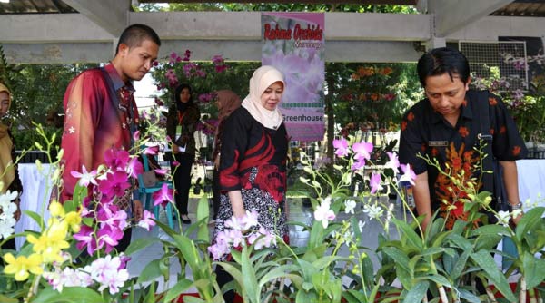 Bupati Kediri Haryanti Sutrisno saat melihat tanaman hias dalam Kediri Lagi Agro Expo 2019 di kawasan Simpang Lima Gumul Kediri.