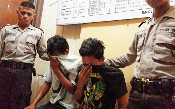 Kakak beradik Saiful Arifin dan Pirnando di Mapolsek Kota Sidoarjo. foto: catur andy/ BANGSAONLINE