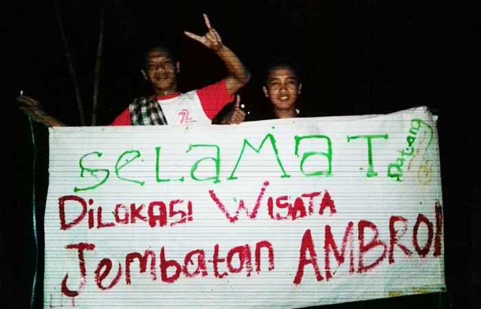 Aksi warga yang memprotes putusnya jembatan Desa Duri.