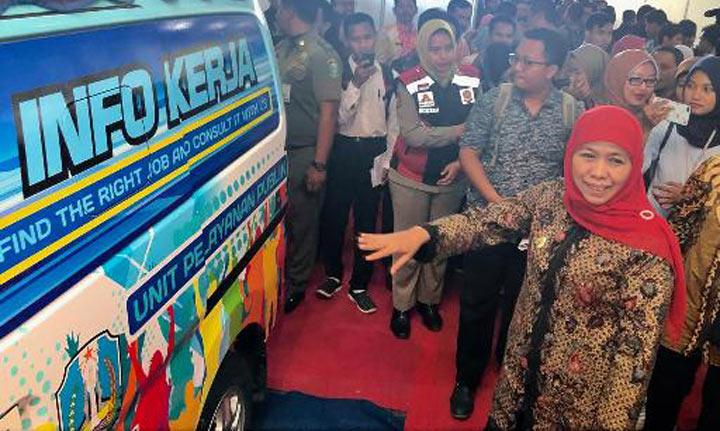Gubernur Khofifah Indar Parawansa menunjukkan mobil pelatihan gratis keliling di acara East Java Talent And Career Exhibition di Jatim Expo, Selasa (10/9/2019). foto: istimewa/ bangsaonline.com