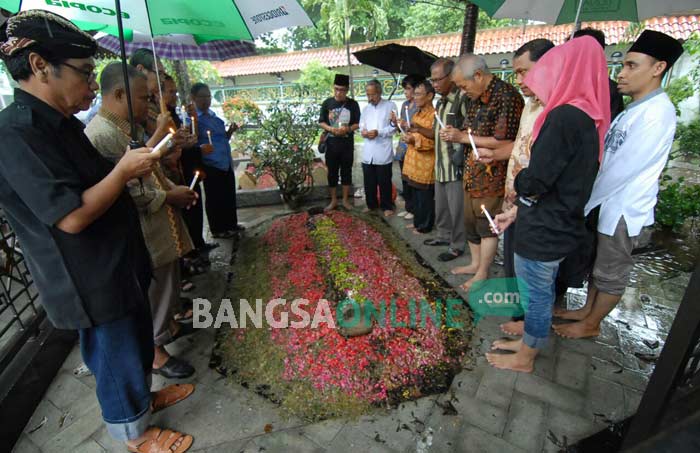 Warga lintas agama Jombang berdoa di pusara Gus Dur saat peringatan hari pahlawan nasional, Kamis (10/11). foto: RONY S/ BANGSAONLINE