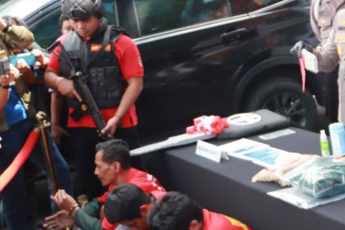 Pelaku saat ditangkap Satreskrim Polrestabes Surabaya beserta barang bukti mobil