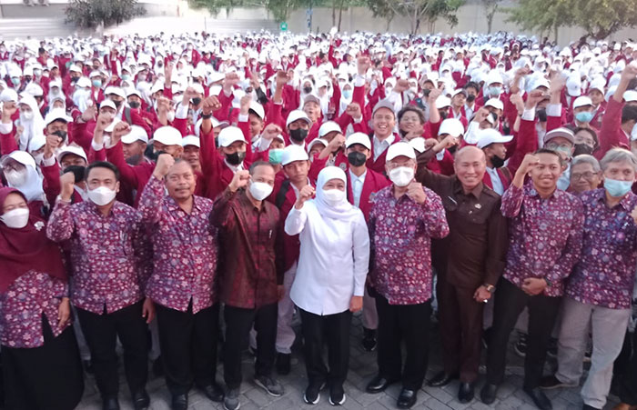 Gubernur Jawa Timur, Khofifah Indar Parawansa, saat berada di tengah-tengah mahasiswa baru ketika membuka MOX 2022 di UM Surabaya.