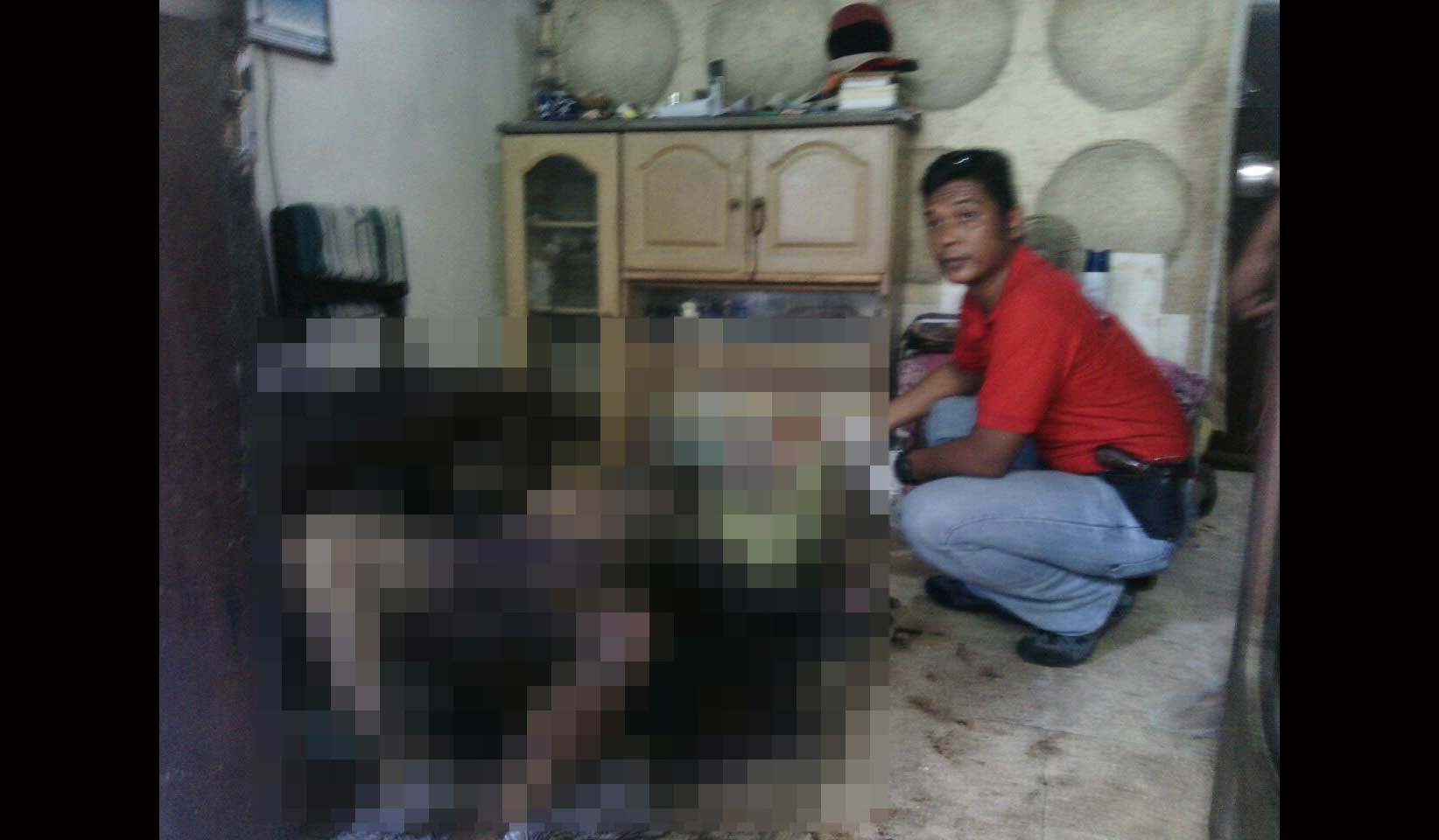 Polisi melakukan identifikasi pada mayat korban.