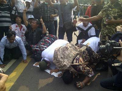 Massa Prabowo sujud syukur karena mendengar kabar burung MK putuskan Prabowo menang. Padahalhakim MK masih membaca berkas gugatan, eksepsi dan sebagainya, belum memutuskan. Foto: detik.com