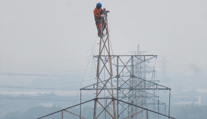 Petugas saat melakukan maintenance di jaringan SUTT.
