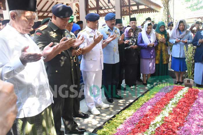 Panglima TNI, Jenderal TNI Gatot Nurmantyo saat ziarah di makam KH Abdurrahman Wahid (Gus Dur), Senin (18/9/2017). foto: ROMZA/ BANGSAONLINE