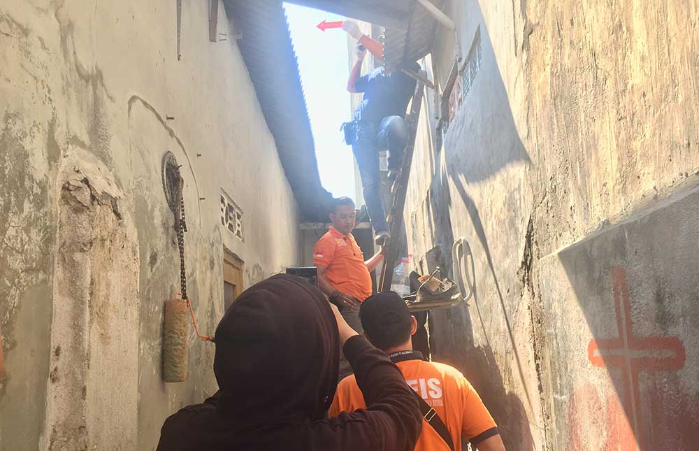  Petugas Polsek Gubeng dan Inafis Polrestabes Surabaya olah TKP peluru nyasar.