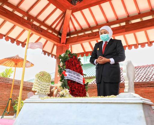 Ziarah ke Makam Gubernur Soerjo, Gubernur Khofifah Ajak Milenial Teladani Pahlawan