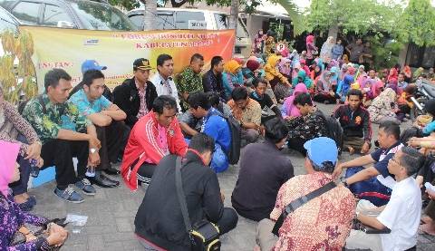 Ratusan GTT menggelar istighotsah sambil mengumpulkan sumbangan seikhlasanya di gedung DPRD Sidoarjo, kemarin. foto: nanang ichwan/BangsaOnline