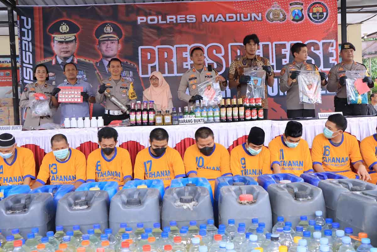 Kapolres Madiun AKBP Anton Prasetyo tunjukkan barang bukti yang telah diungkap hingga tahun 2022, di Tribun Lantas, Jumat, (30/12/2022).