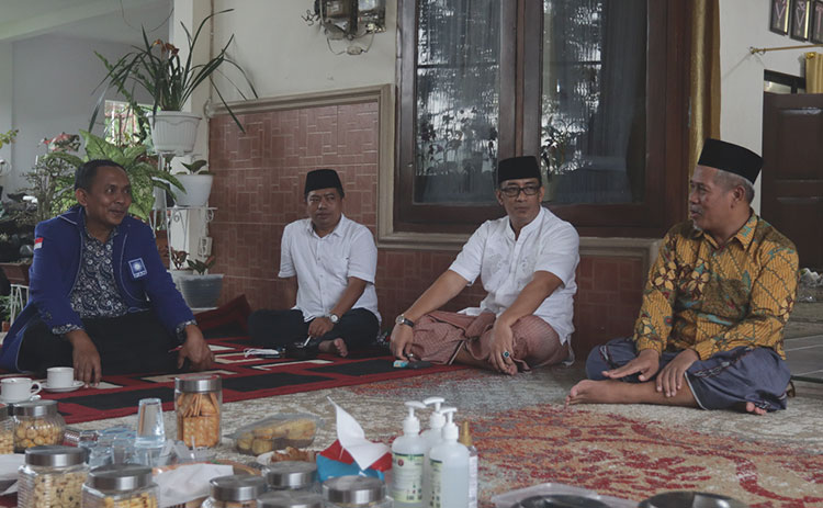 Ketua DPW PAN Jatim Rizki Sadig (berkacamata) bersama Ketua PWNU Jatim K.H. Marzuki Mustamar (batik kuning) di Pondok Pesantren Sabilurrosyad Dusun Gasek, Desa Karang Besuki, Kecamatan Sukun, Kabupaten Malang, Selasa (1/6/2021). (foto: ist)