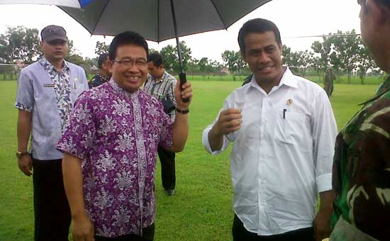 TIBA. Mentan RI, Andi Amran Sulaiman (baju putih) tiba di lapangan Kanor dan disambut Bupati Bojonegoro, Suyoto. Foto: Eky nurhadi/BANGASONLINE