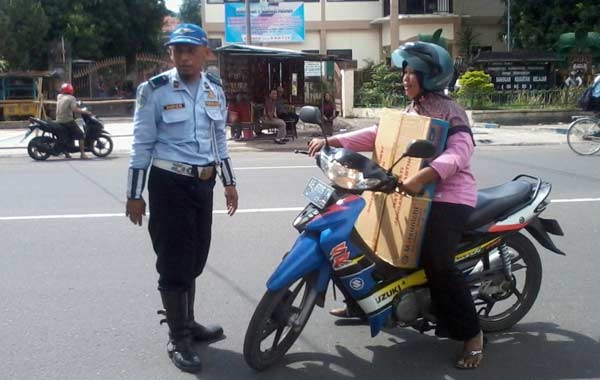 Upps.. ada saja yang melanggar. foto: yahya ali/ BANGSAONLINE