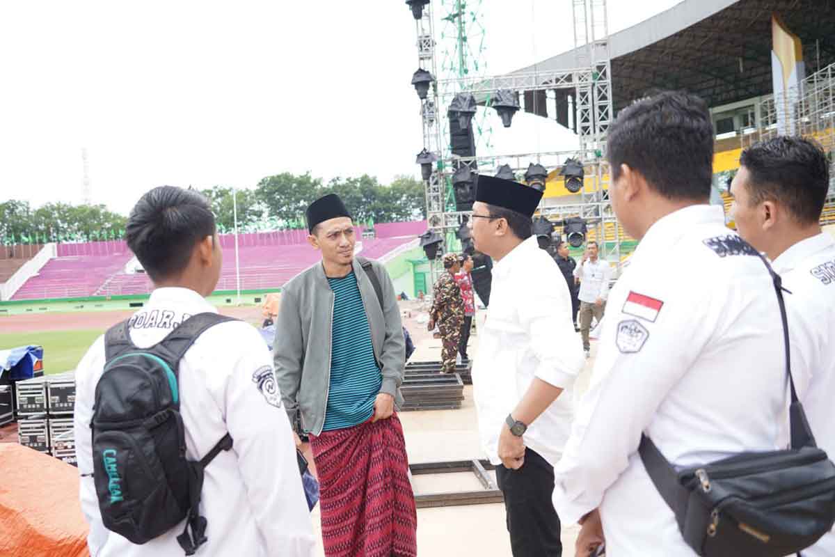 Bupati Sidoarjo, Ahmad Muhdlor Ali, saat mengecek kesiapan Stadion Gelora Delta untuk puncak peringatan 1 Abad NU. Foto: Ist