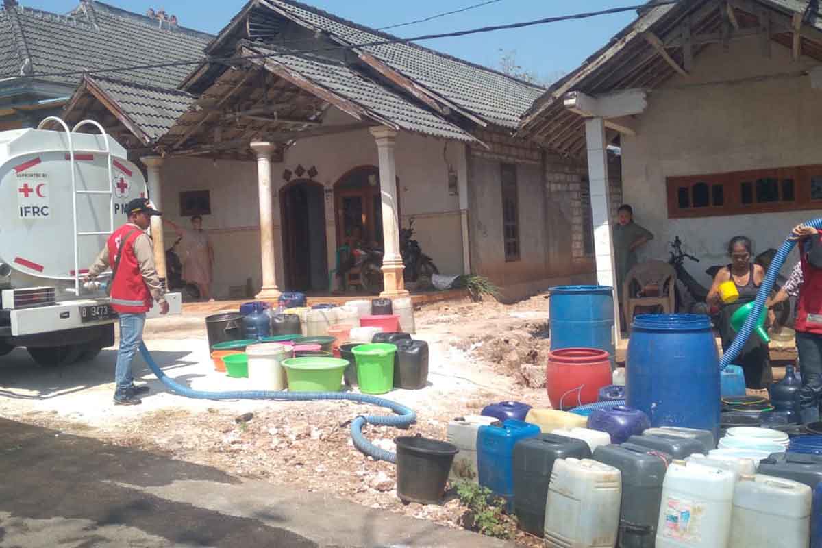Atasi Kekeringan, PMI Tuban Distribusikan Air Bersih Hampir 1.000 KK 