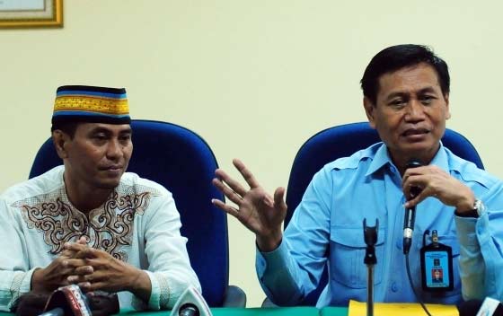 Dirjen HAM Mualimin Abdi (kanan) bersama pemilik jasa laundry, Budi Imam (kiri) memberi keterangan pers untuk perdamaian atas kasus gugatan ke Fresh Laundry di Kantor Menkum HAM, Jakarta, Senin (10/10). 