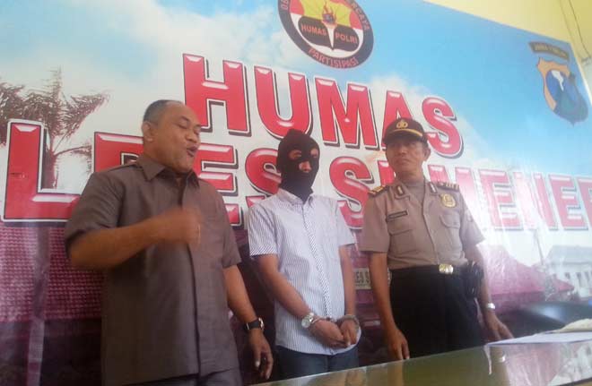 Polisi memperlihakan Moh. Ali qadri kepada awak media di Mapolres Sumenep. foto: rahmatullah/ BANGSAONLINE.com